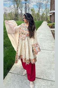 Vibrante vestido afgano Kuchi con corpiño de seda rosa y falda plisada color verde azulado con trabajo tradicional de espejos y motivos geométricos. - Product Image 2