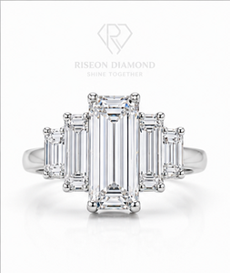 Anillo de Diamantes de Lujo con Cinco Piedras de Corte Esmeralda, Oro Blanco de 18K, Diamantes Cultivados en Laboratorio, Anillo de Aniversario Nupcial Elegante con Facetas de Corte Graduado - Product Image 1