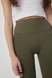 กางเกงเลกกิ้งออกกำลังกายเอวสูงสำหรับผู้หญิง ขายส่งตามสั่ง ผลิตจากไนลอนผสมสแปนเด็กซ์ ยืดหยุ่นได้ดี มีกระเป๋า ทรงขาบาน - Product Image 2