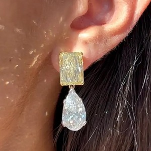 Boucles d'oreilles pendantes élégantes en argent sterling 925 plaqué or blanc, serties de moissanite taille radiant et taille poire - Product Image 3