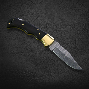 Couteau de poche pliant artisanal en acier Damas Edge Master, manche en bois noir avec étui en cuir, vente en gros OEM - Product Image 2