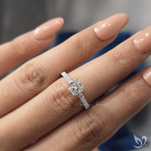 Anillo de Compromiso con Diamante Cultivado en Laboratorio, Corte Cojín, 1 Quilate, Banda Pavé Catedral, Oro Blanco de 10K, Aniversario, Boda, Lujo - Product Image 4