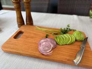 Planche à découper en bois massif de qualité supérieure avec poignée ergonomique pour la préparation des aliments en cuisine, la découpe, le service et les plateaux de fromages - Product Image 1