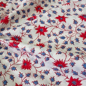 Tela de algodón estampada a mano con motivos florales en rojo e índigo sobre base color marfil |   Estampado Tradicional Indio Buta |   Algodón Puro Suave por Metro - Product Image 3