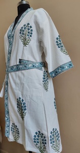 Bata Kimono de Algodón Estampada a Mano con Borde Floral Paisley Azul, Estilo Jaipuri Boho, Ajuste Holgado, para Spa, Hotel, Resort, Venta al por Mayor para Adultos - Product Image 5