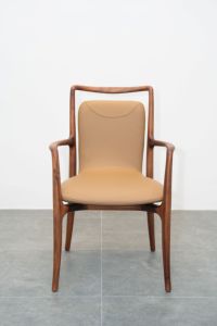 Chaise de salle à manger de luxe en bois de noyer avec assise rembourrée en cuir pleine fleur pour salle à manger, restaurant, hôtel, mobilier OEM ODM PISANO - Product Image 1