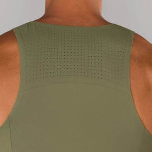 Camiseta sin mangas de punto para hombre, verde oliva, de spandex/algodón, cuello redondo, formal, transpirable, de secado rápido, ecológica, con logo frontal y trasero. - Product Image 3