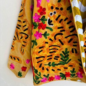 Veste en velours moutarde pour femme avec broderie Suzani et motif léopard, manteau tendance, cadeau pour elle, esthétique artistique folklorique, blazer d'hiver - Product Image 6