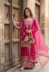 Ensemble prêt-à-porter entièrement cousu avec haut en organza brodé de sequins, bas Sharara et dupatta - Product Image 3