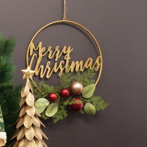 Couronne dorée élégante avec inscription Joyeux Noël, boules brillantes et brindilles de pin, décoration murale festive pour les fêtes - Product Image 3
