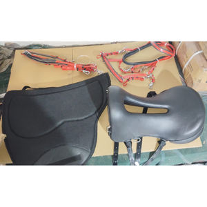 À VENDRE : Ensemble de selle synthétique PODIUM avec coussinets en maille respirante et ensemble de bride en PVC, taille 14, 15, 16, 17, 18, prix 60 $, carte de crédit acceptée - Product Image 1