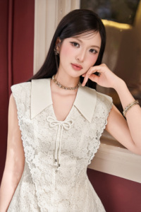 Blusa de Mujer con Encaje Floral, Mangas Peplum, Cuello Grande con Lazo, Top Femenino 100% Poliéster MORNA - Product Image 4