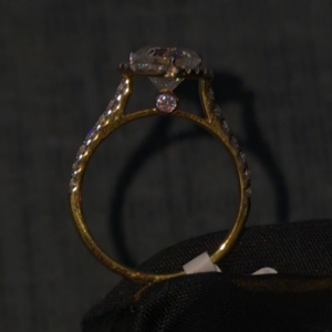 Anillo de compromiso de moissanita con corte de corazón, plata de ley 925, con halo de circonitas. - Product Image 4