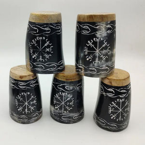 Verre à boire en corne de boeuf noir avec design gravé à la main blanc Inde Tayyab Handicraft - Product Image 2
