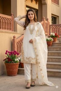 Ensemble élégant Kurti et pantalon brodé pour femme – Tenue ethnique de créateur avec dupatta en tulle |   Collection de vêtements de fête - Product Image 2