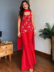 Nouvelle Tendance Ensemble Coordonné Kurta et Pantalon Évasé Rouge Cerise et Ivoire avec Broderie Folklorique, Tenue Ethnique Moderne Indo-Occidentale - Product Image 5
