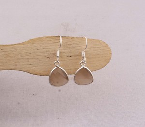 Orecchini all'ingrosso in pietra di luna naturale, argento sterling 925, taglio trilione, con gemma, realizzati a mano, calcedonio pesca, del produttore - Product Image 2