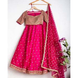 Vêtement de fête traditionnel chinois de créateur Lehenga Choli avec séquence et travail Zari - Product Image 4