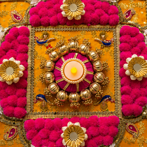 Decoración floral Rangoli hecha a mano para colgar en la pared para Diwali, decoración festiva para Puja, decoración para puerta con vela LED para el hogar, arte mural para el templo. - Product Image 3