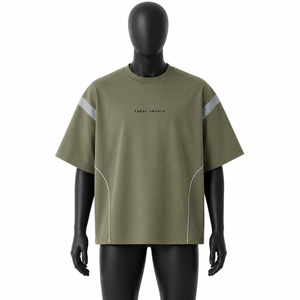 เสื้อยืดโอเวอร์ไซส์ผู้ชายคุณภาพสูง สไตล์สตรีทแวร์ ฮิปฮอป ทรงหลวม ผ้าฝ้าย พิมพ์ลายกราฟิกแถบสะท้อนแสง เสื้อยืดกีฬา - Product Image 1