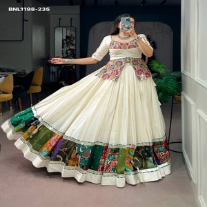 Lehenga de Algodón Khadi de Alta Calidad con Borde de Paneles Multicolor, Estilo Flare Completo, Color Crema, con Abertura Frontal y Lateral, y Blusa Larga a Juego, Moda Femenina - Product Image 1