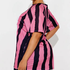 Camiseta Deportiva Unisex Oversize Rosa de Malla con Estampado Gráfico de Rayas y Número, Transpirable, para Fútbol Americano - Proveedor Deportivo - Product Image 2