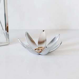 Support de présentation en forme de cône noir pour bagues, avec plusieurs bagues de diamants présentées sur des niveaux étagés pour la présentation de bijoux - Product Image 2