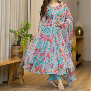 Nuevo Traje Anarkali con Estampado Floral en Organza, Vestido y Pantalón con Detalles Realistas y Dupatta - Product Image 1