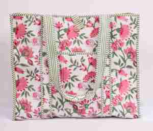Sac fourre-tout en coton matelassé à imprimé floral blanc fait main - Sac à bandoulière de plage style bohème avec fermeture à bouton - Product Image 1