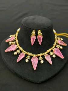 Ensemble de collier de qualité supérieure avec de magnifiques boucles d'oreilles, convient aux tenues ethniques et occidentales, idéal pour les soirées et les occasions festives. - Product Image 3