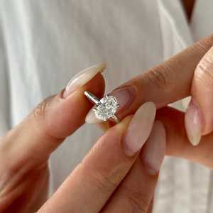 Bague solitaire ovale en diamant de laboratoire de 1,5 carat à 4 griffes, bague de fiançailles minimaliste en or blanc, certifiée IGI - Product Image 5