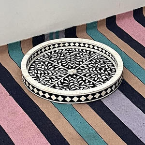 Ensemble de plateaux ronds faits à la main avec incrustation de nacre et motif feuille, plateaux de service décoratifs en MDF faits à la main pour la décoration intérieure, vente en gros depuis l'Inde - Product Image 4