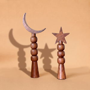 Ensemble de 3 décorations artisanales arabes en bois, croissant de lune et étoile, avec piliers effilés et design perlé, pour la décoration de la maison et de l'Aïd au Moyen-Orient - Product Image 1