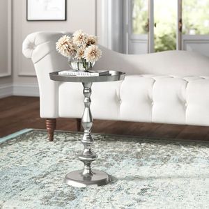 Table d'appoint décorative élégante en métal avec détails sculptés pour un style intérieur haut de gamme - Product Image 3