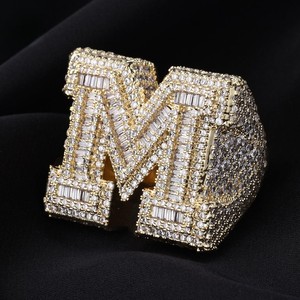 Anillo Fino Certificado IGI con Corte Baguette, Diamante Moissanita VVS, Chapado en Oro, Letra M, Estilo Hip Hop con Engaste Pavé - Product Image 2