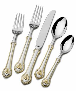 Juego de cubiertos metálicos contemporáneos con bordes finamente elaborados, peso equilibrado y brillo elegante. - Product Image 4