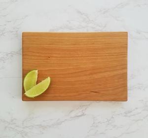 Planche à découper en bois d'acacia rustique, naturelle, faite à la main, durable, rectangulaire, épaisseur 1,2 cm, passe au lave-vaisselle, pour légumes - Product Image 2