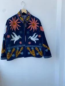 Chaqueta Boho Premium de Terciopelo Azul Bordada con Aves en Vuelo, Flores Silvestres y Motivos Botánicos, Chaqueta de Manga Larga para Mujer - Product Image 1
