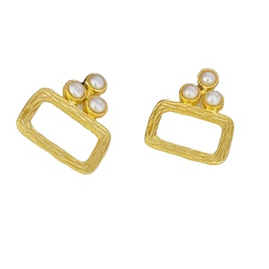 Boucles d'oreilles de créateur en plaqué or avec perle naturelle Clou en laiton plaqué argent et pierre perlée Bijoux de luxe - Product Image 3