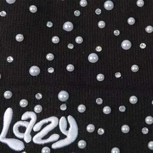 หมวกไหมพรมถักลายแจ็คการ์ดสีพื้นแบบสบายๆ ป้องกันหู อุ่นสำหรับฤดูหนาว พร้อมโลโก้แบบกำหนดเอง - Product Image 4