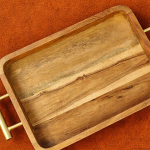 Ce plateau de service en bois présente des poignées dorées élégantes, alliant style naturel et classe moderne, idéal pour toute maison ou réunion. - Product Image 2