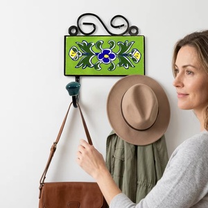 Patère murale en céramique verte avec motif floral bleu, style vintage fait main, 2 crochets - Product Image 2