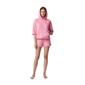 Ensemble de survêtement décontracté pour femme, sweat à capuche court et short en molleton 100% coton brodé sur mesure. - Product Image 1