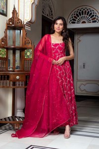 Salwar Kameez de fête/festif/de cérémonie, en tissu doux en faux georgette, à col rond, sans manches, avec motif brodé, design tendance - Product Image 3