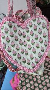 Sac cosmétique en tissu de coton uni avec fermeture éclair, motif cœur et volants, pour femme, idéal été-automne, sac de voyage tendance - Product Image 4