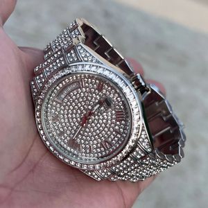 Reloj de Lujo con Acabado Plateado, Bisel con Diamantes Baguette y Esfera Completamente Pavé con Indicador de Día y Fecha, Reloj de Pulsera para Hombre - Product Image 5