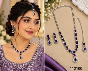 Conjunto de collar con diamantes americanos con corte esmeralda y aretes a juego, y mang tika, chapado en rodio, conjunto de joyería de moda. - Product Image 6
