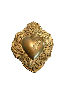 Décoration Murale Vintage en Gros Cœur Sacré Doré, Plaque Métallique Exquise en Relief Cœur Flammant, Artisanat Religieux Catholique pour la Maison - Product Image 1