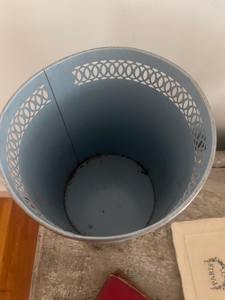 Contenedor de basura artístico azul con estampado de flores rosas y borde decorativo, ideal para el hogar, la oficina y tiendas de boutique, procedente de la India. - Product Image 4