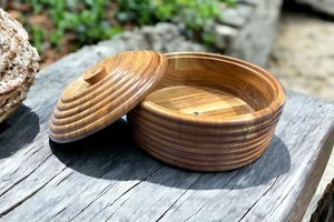 Bol de rangement alimentaire en bois artisanal de haute qualité avec couvercle rabattable, résistant à l'humidité, design rond moderne, cadeau d'affaires, ustensiles de cuisine - Product Image 3